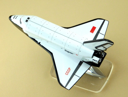 Модель космического корабля Буран (М1:144)
